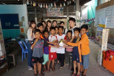 カンボジアのフリースクール「愛センター」の子供達とサムライカレー参加者