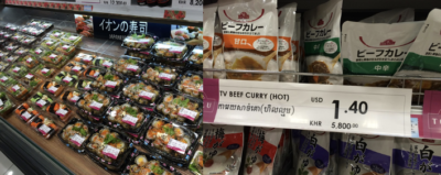 日本の食品が並ぶプノンペンのイオンモールの商品棚