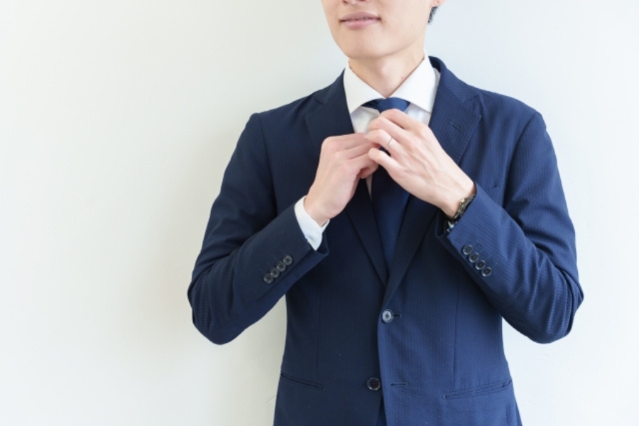 服装を整える男性