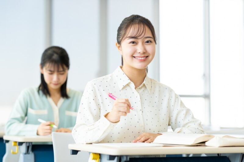 学生が学ぶ様子