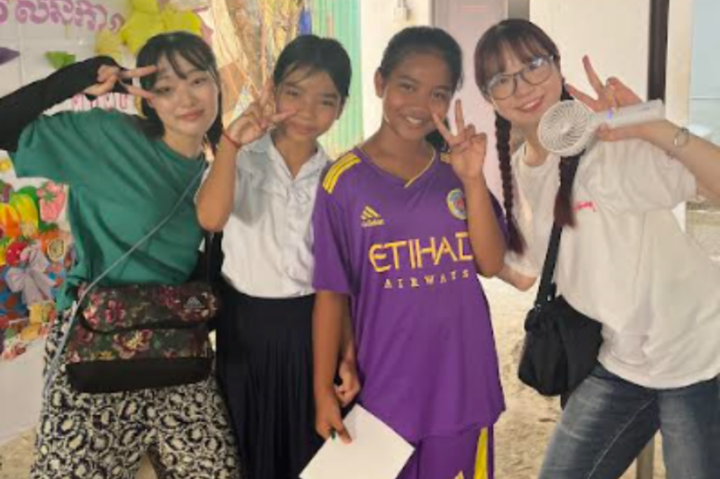 サムライカレーの学生たちと現地の学生の交流の様子