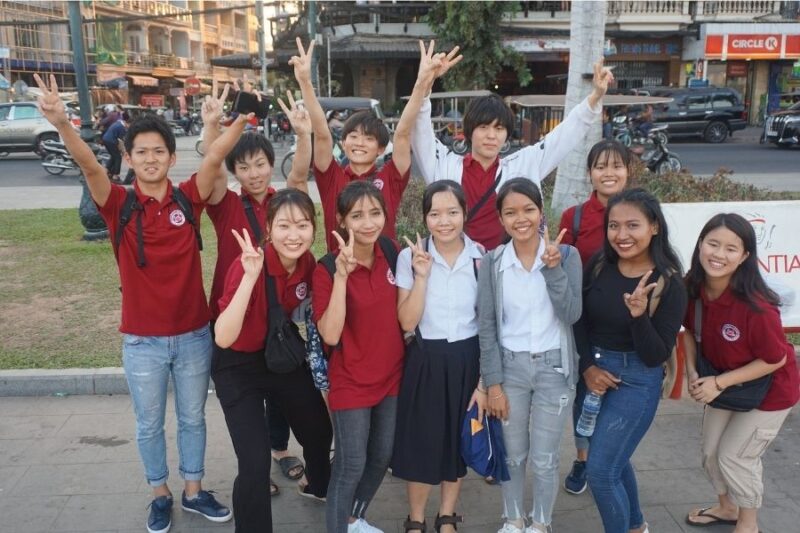 サムライカレーの学生と現地の学生たちの楽しそうな集合写真