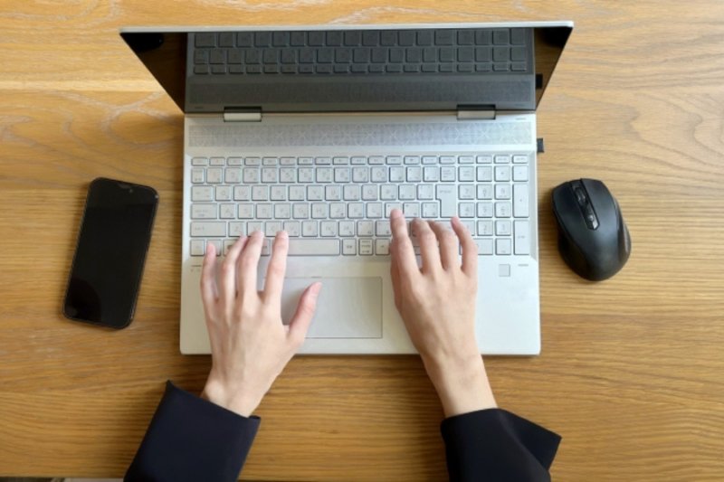 インターネットで検索する様子