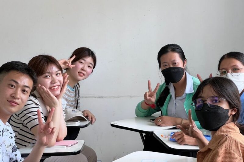 サムライカレーの学生たちが現地で交流する様子