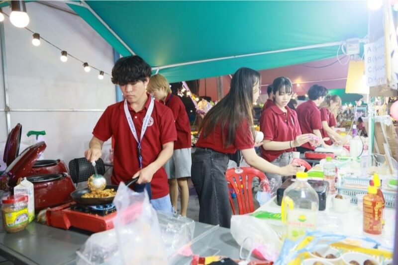 サムライカレーの学生たちが販売活動をする様子