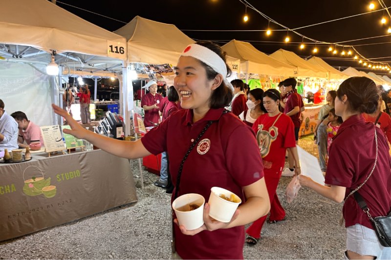 サムライカレーインターンでフードの販売をする学生