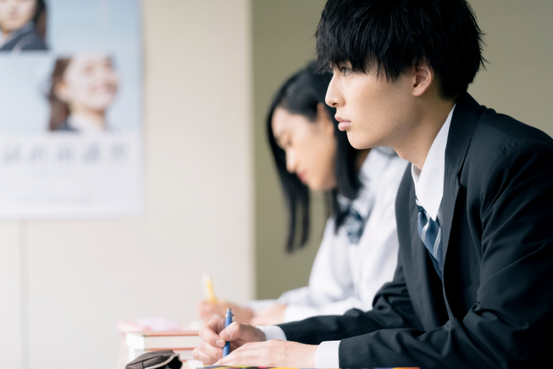 真剣に学ぶ高校生の男女