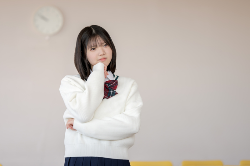 悩む女子高生