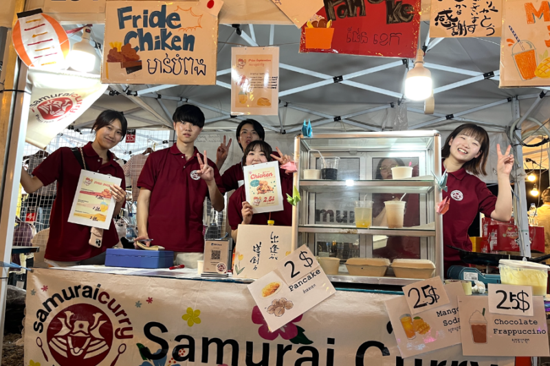 サムライカレーインターンでフードの販売をする学生たち