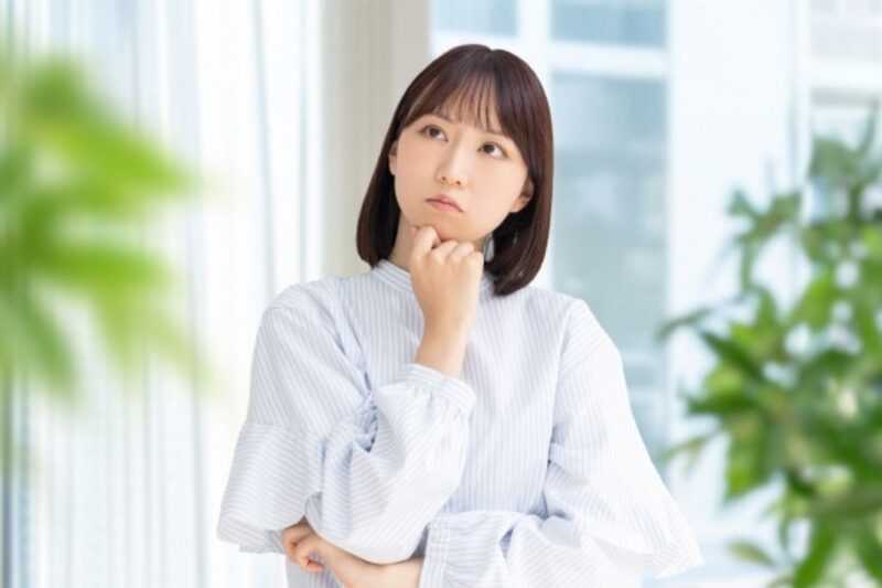 女性が悩む様子