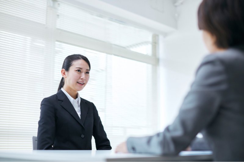 面接を受ける女性