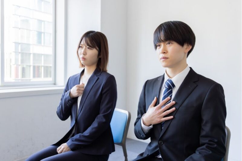 緊張した顔で面接に望む男女