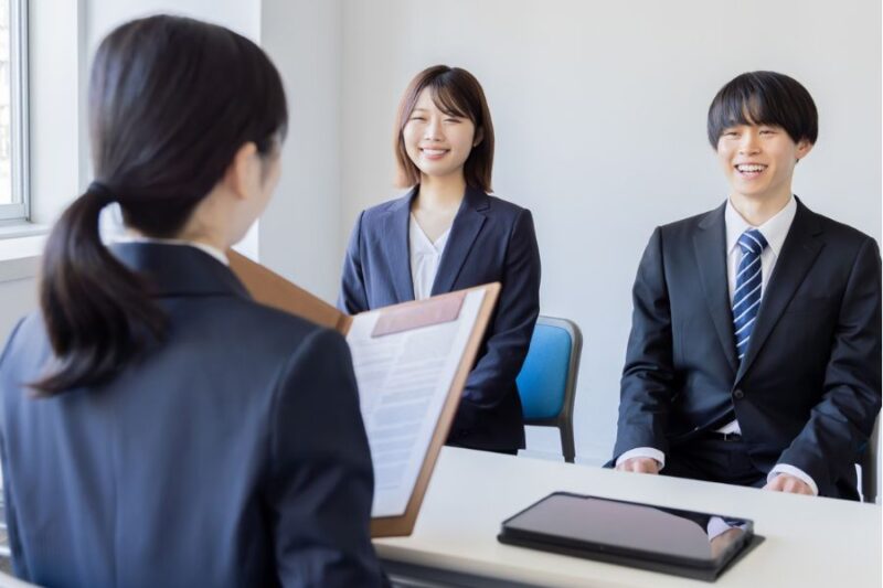 面接に望む若い男女