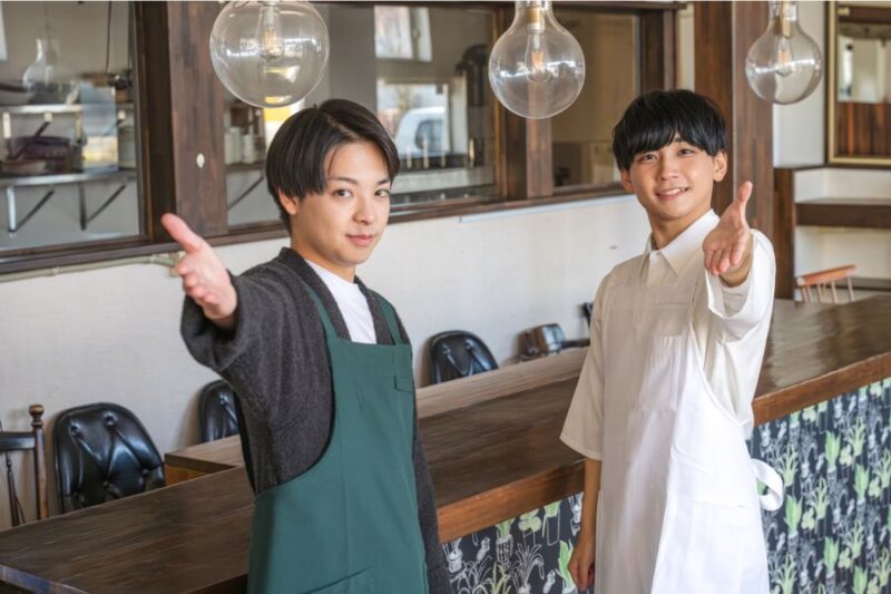 飲食店でアルバイトする男子学生の二人