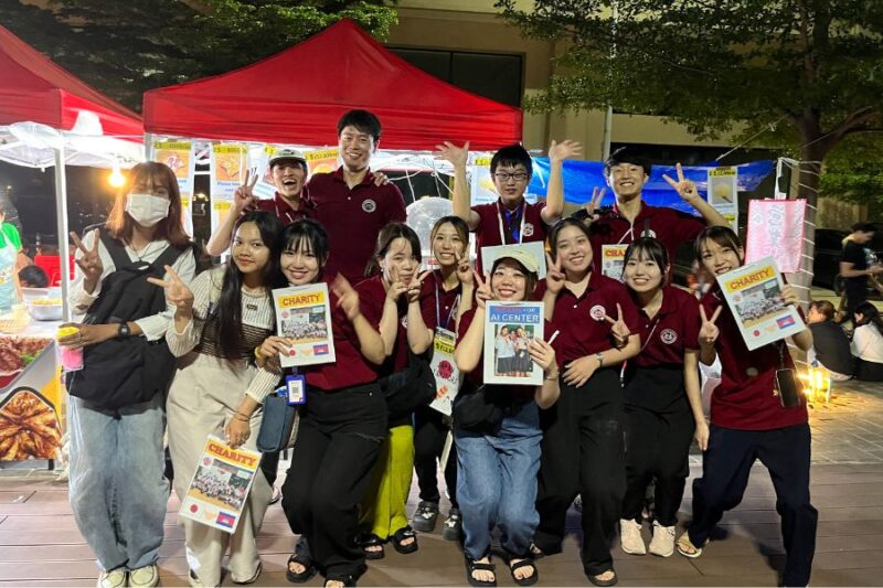 サムライカレーの学生たちの集合写真