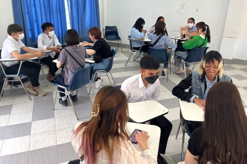 サムライカレーの参加学生たちがディスカッションする様子