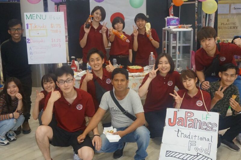 サムライカレーの学生が現地の学生と交流する集合写真
