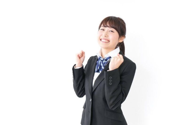 ガッツポーズをする女子学生