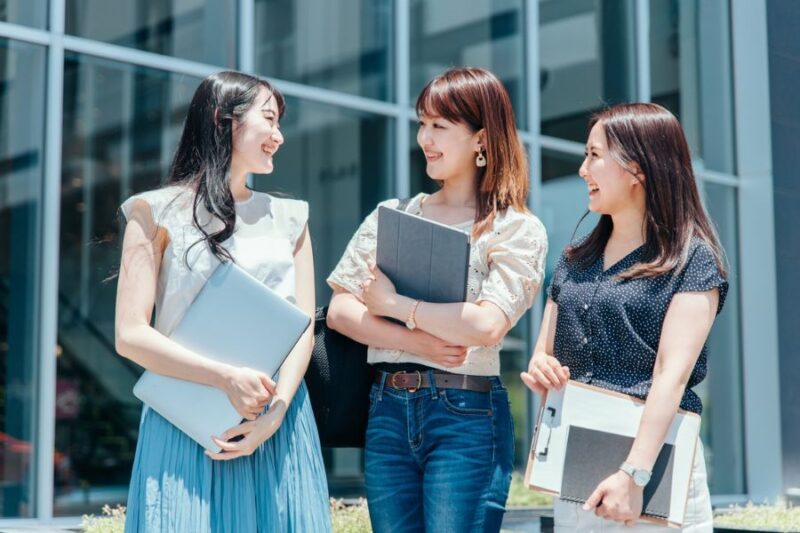 女性３名が歩きながら談笑する様子