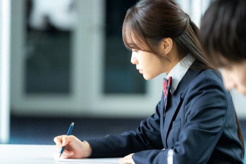 女子高生が学ぶ様子