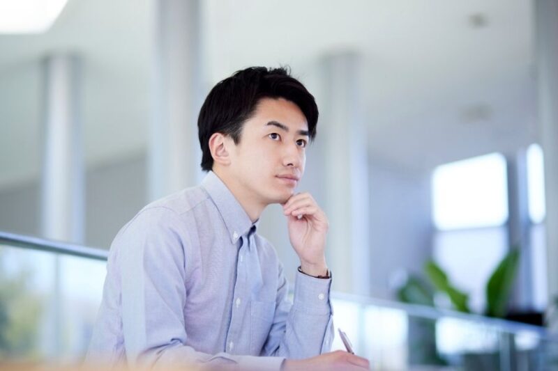 顎に手を当て考える男性