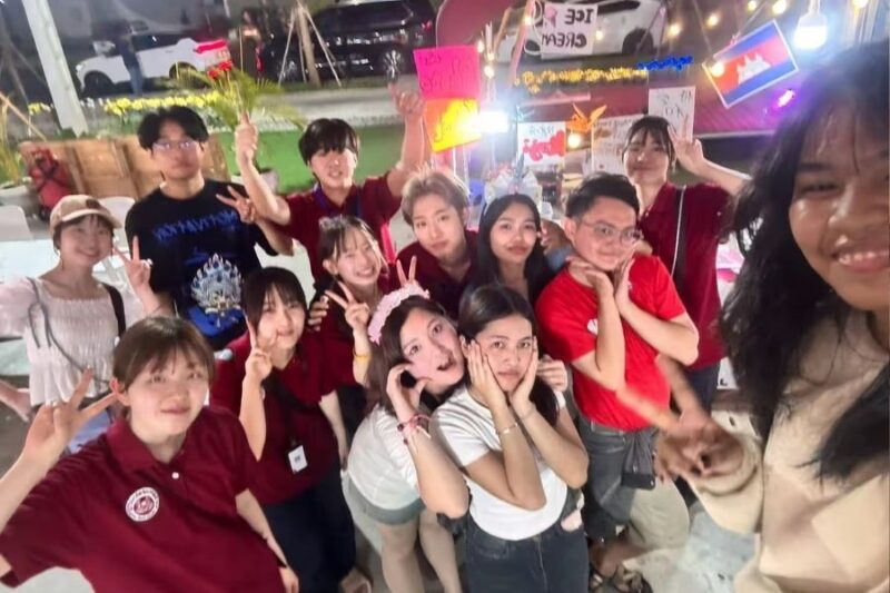 サムライカレーの学生たちの集合写真