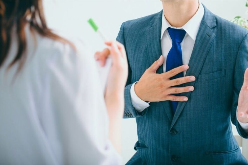 スーツの男女が話し合う様子