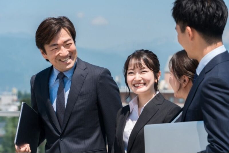 学生と教師が歩きながらにこやかに談笑する様子
