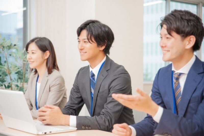 スーツの男女３名が面接をする様子