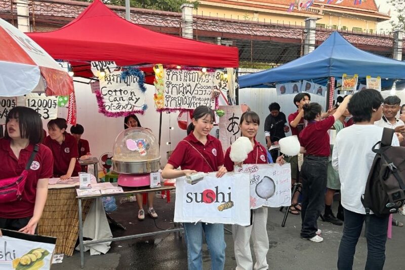 サムライカレーの学生たちが販売活動する様子