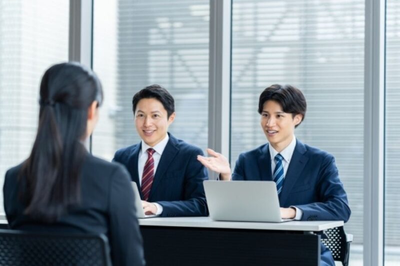 面接を受ける女子高生