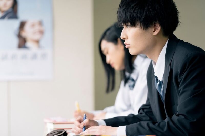 学生が学ぶ様子