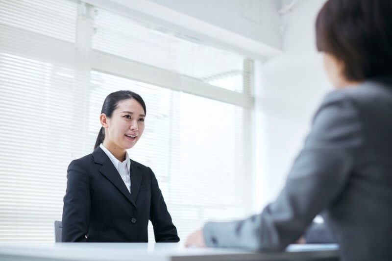 面接を受ける女性