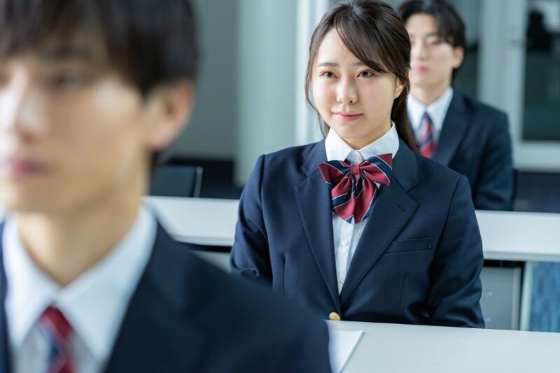 試験を受ける女子高生