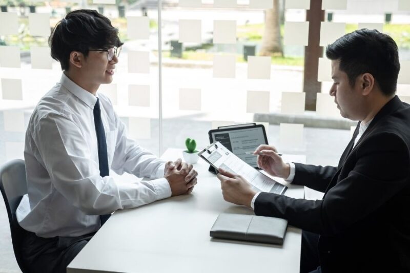 男性が面接を受ける様子