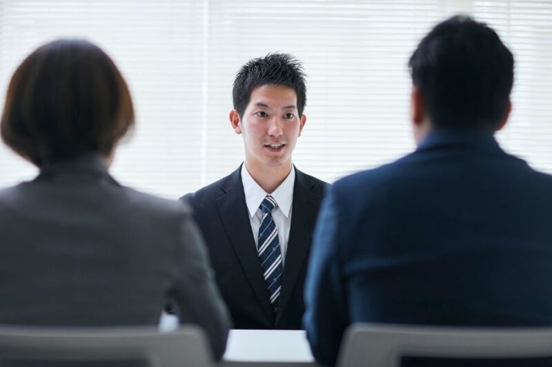 男性が面接を受ける様子