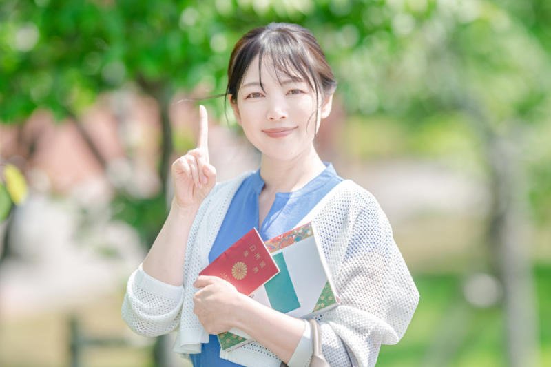 パスポートを持つ女性