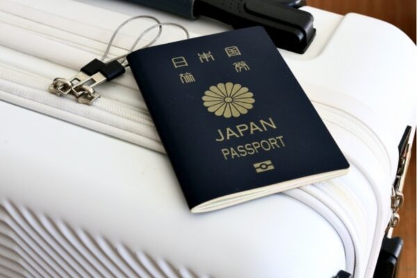 未成年のパスポート申請に必要な書類は？保護者の署名や申請方法も解説