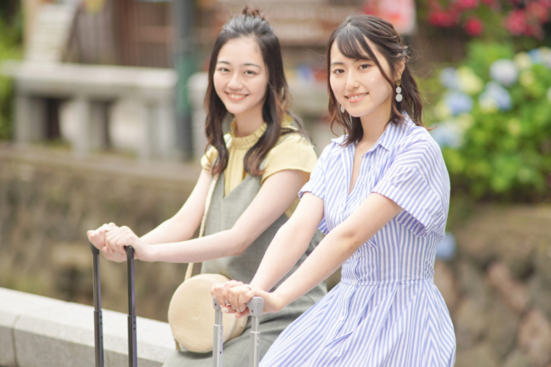 スーツケースを持つ女性２名