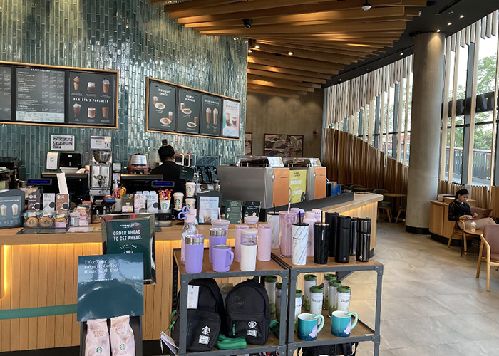 モール内にあるスターバックスの店内