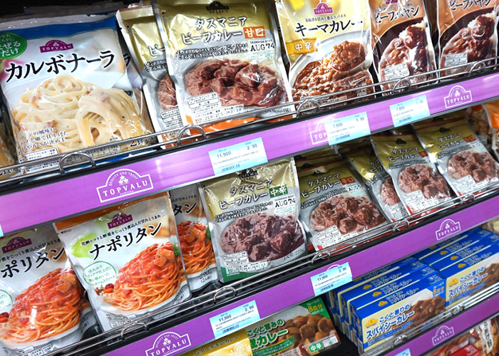 大型スーパーの棚に並ぶ日本のレトルト食品