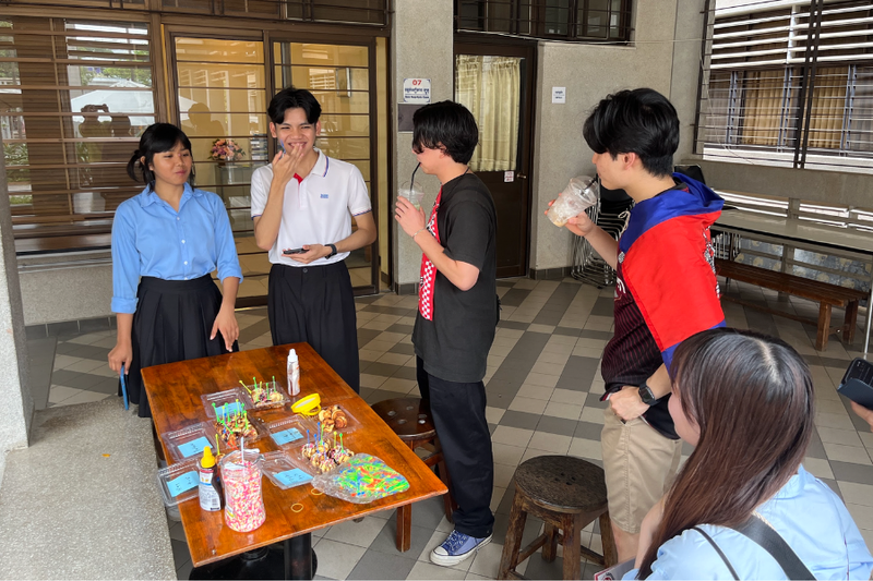 サムライカレーの学生が交流する様子