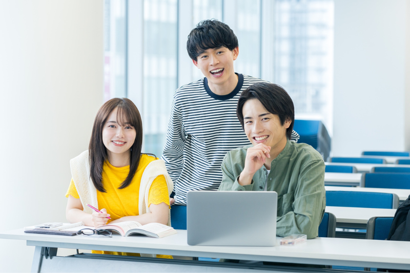 学生3名が談笑する様子