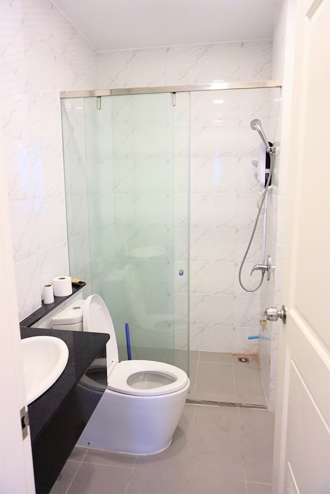 宿舎の浴室。トイレと、仕切りのあるホットシャワー