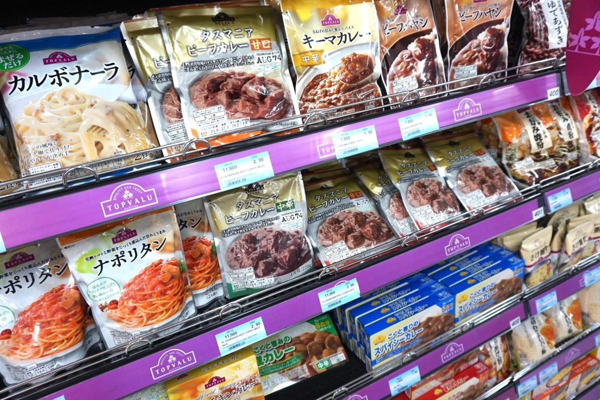 イオンの売り場に並ぶ日本の食品