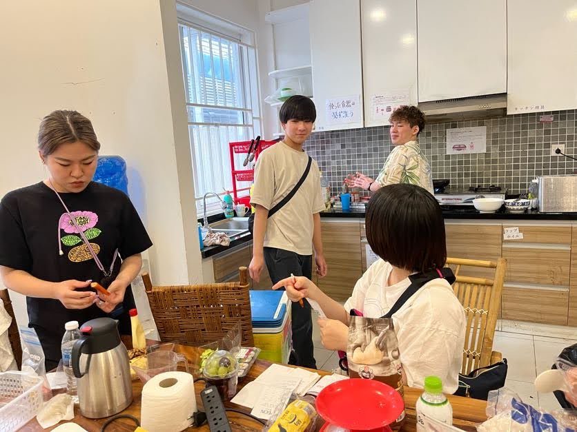 滞在先のキッチンとダイニング
